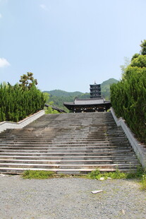 古朴石阶通往神秘建筑