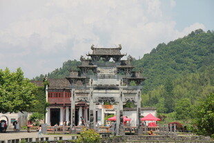 中式古典牌坊 山林环抱