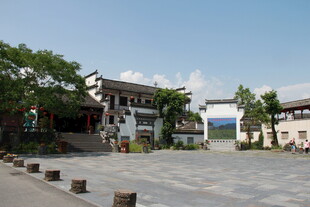 中式建筑前的开阔广场