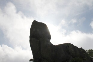 奇特巨石耸立于蓝天白云下