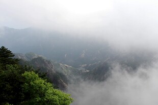 山间云雾缭绕的壮美景色