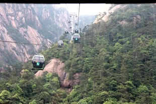 山间缆车穿梭于葱郁山林