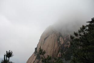 云雾缭绕的巍峨山峰