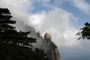 云雾缭绕的巍峨山峰