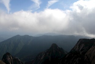 高山云海壮丽自然景观