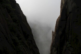 云雾缭绕的险峻峡谷