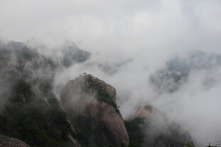 云雾缭绕的壮美山峦