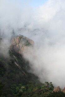 云雾缭绕的壮美山峦