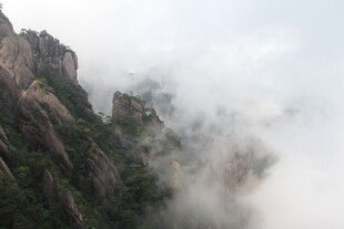 云雾缭绕的壮丽山峰