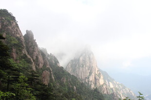 云雾缭绕的壮美山峰