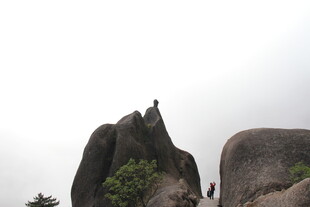 攀登奇特岩石景观