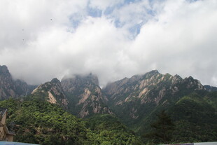 云雾缭绕的壮美山峦