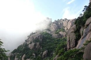 云雾缭绕的峻峭山峰