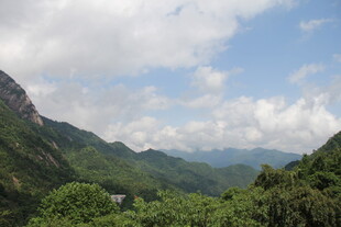 青山绿树间的秀丽山景