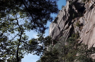 山林间的巍峨岩石