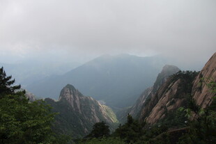 云雾缭绕的壮丽山景