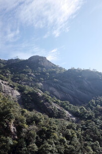 青山蓝天间的秀丽山景