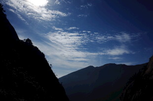山间蓝天与白云美景