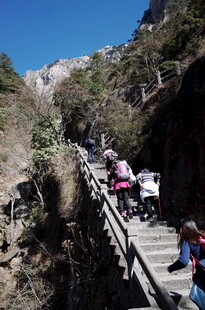 山间栈道上的徒步旅行者