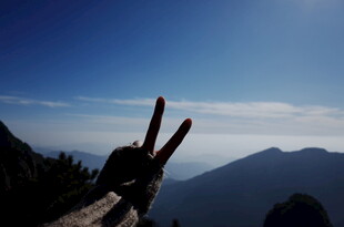 山顶比耶 拥抱壮丽山景