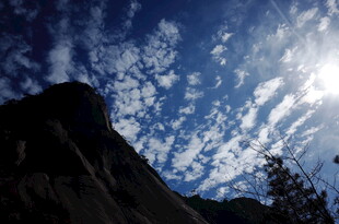 山间蓝天与飘浮的云朵