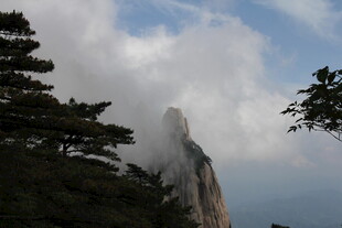 云雾缭绕的巍峨山峰