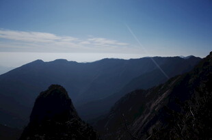 壮丽山景 蓝天映衬巍峨峰