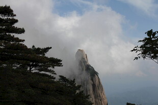 云雾缭绕的巍峨山峰