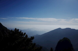 山间晨曦 云雾缭绕美景