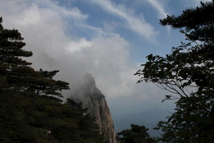 云雾缭绕的巍峨山峰