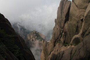 云雾缭绕的巍峨险峻山峰