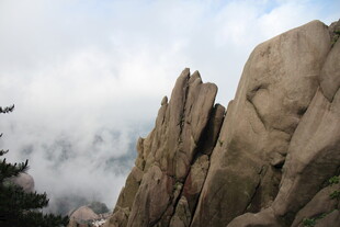 云雾缭绕的险峻山峰