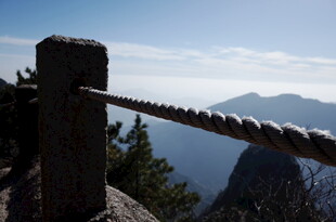 山间护栏望壮丽山景