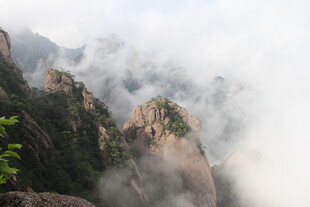 黄山云海中的奇峰