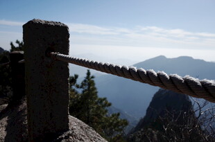 山巅护栏外的壮丽景致