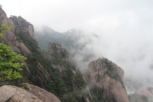 云雾缭绕的壮丽山峰景色
