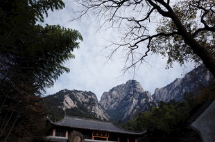 山间古建伴巍峨山峰