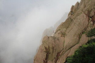 云雾缭绕的险峻山峰