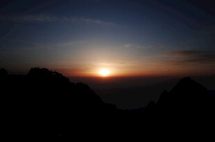 日出时分的壮丽山峦景色