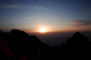 日出时分的壮丽山景