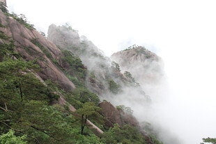 云雾缭绕的壮美山峦