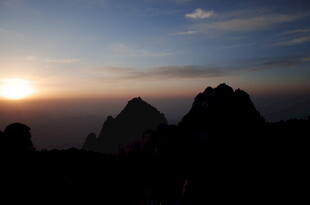 山顶壮丽日出景观