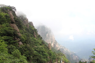 青山云雾缭绕的壮美山景