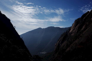 山谷间的壮丽山景