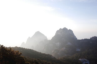 巍峨山峦映于天际