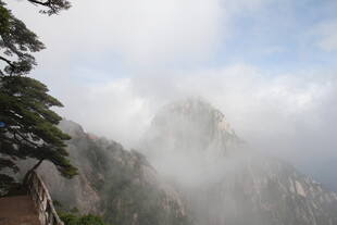 云雾缭绕的壮美山峰