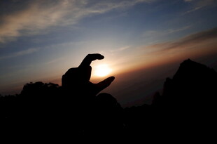 夕阳下的岩石剪影