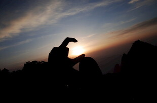 夕阳下的人物剪影