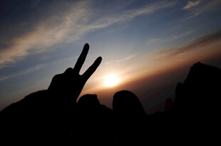 日出前的手势剪影