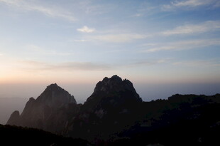 日出下的巍峨双峰